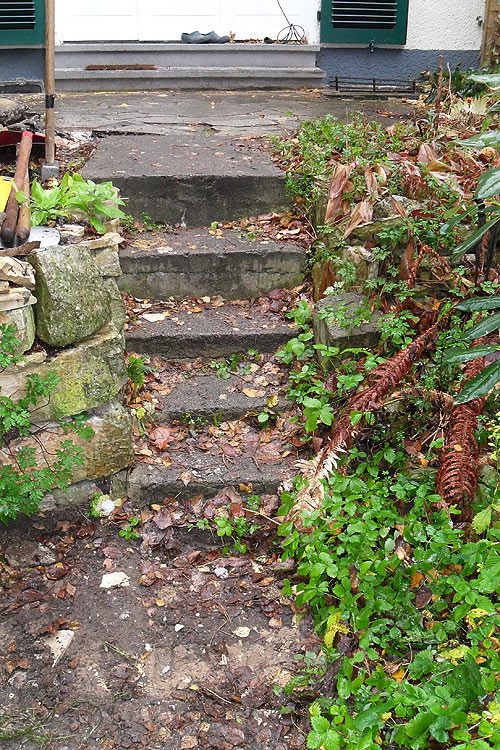 Die Treppe vor dem Umbau - leicht besch�digt und zu schmal