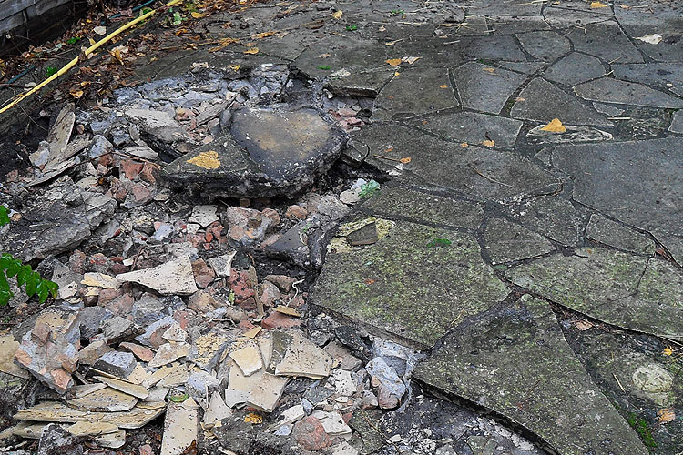 Stark besch�digter Natursteinbelag aus Solnhofner Platten