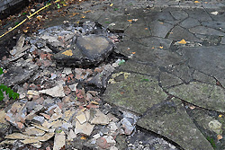 Stark besch�digter Natursteinbelag aus Solnhofner Platten