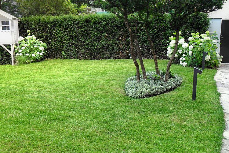 Ton-in-Ton-Bepflanzung in Wei� in einem Privatgarten