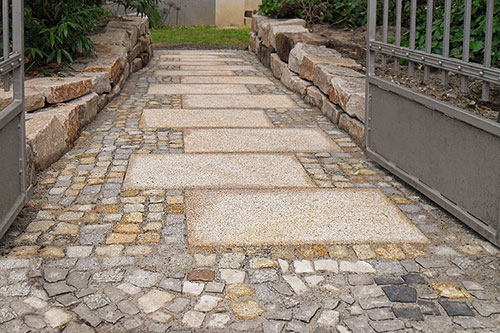 Gartenweg mit unterschiedlichen Bel�gen