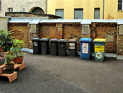 Typischer Berliner Innenhof mit h�sslichen M�llcontainern