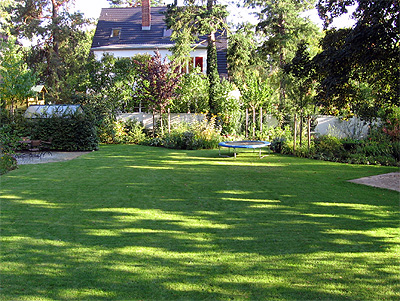Gartenneugestaltung: Rasen, Staudenbeete, Sitzplatz, Sandkasten, Kr�uterbeet