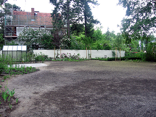 Vorbereitung f�r die Neuanlage des Rasens auf einem Sportplatz