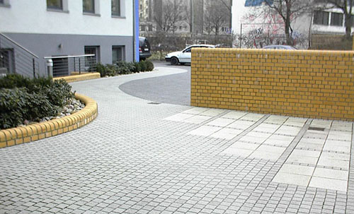Gepflasterte Nutzfl�che in Wohnanlage