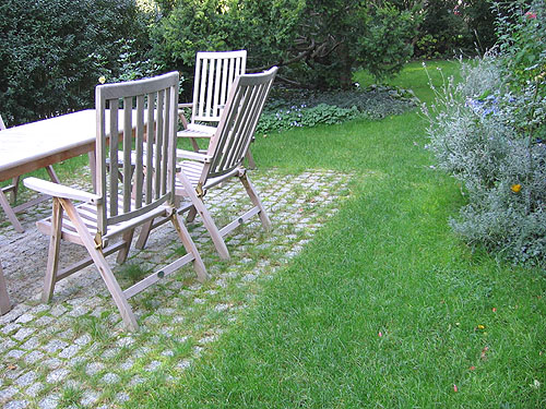 Befestigter Sitzplatz als Alternative zur Terrasse