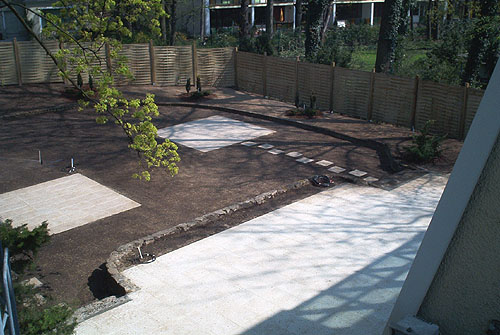 B�rogarten mit Terrasse und Sitzpl�tzen
