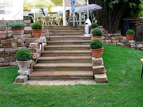 Treppe mit Natursteinmauer
