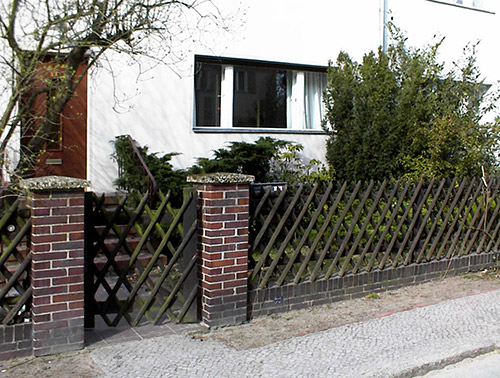 Monotonie in einem herk�mmlichen Vorgarten