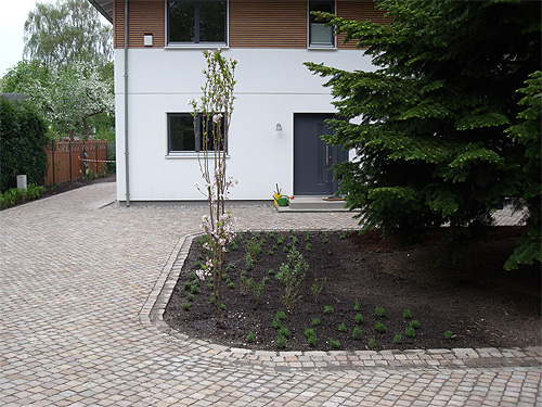 Gepflasterter Vorplatz
