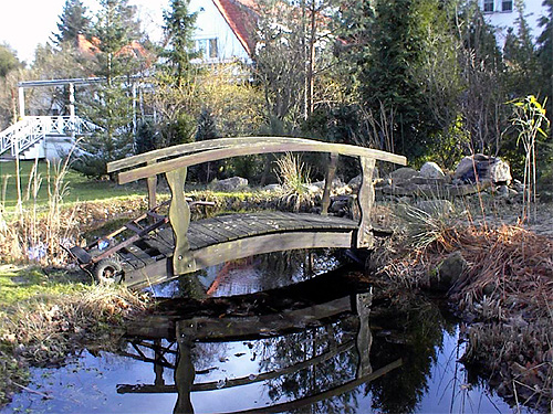 Holzbr�cke �ber einen Teich